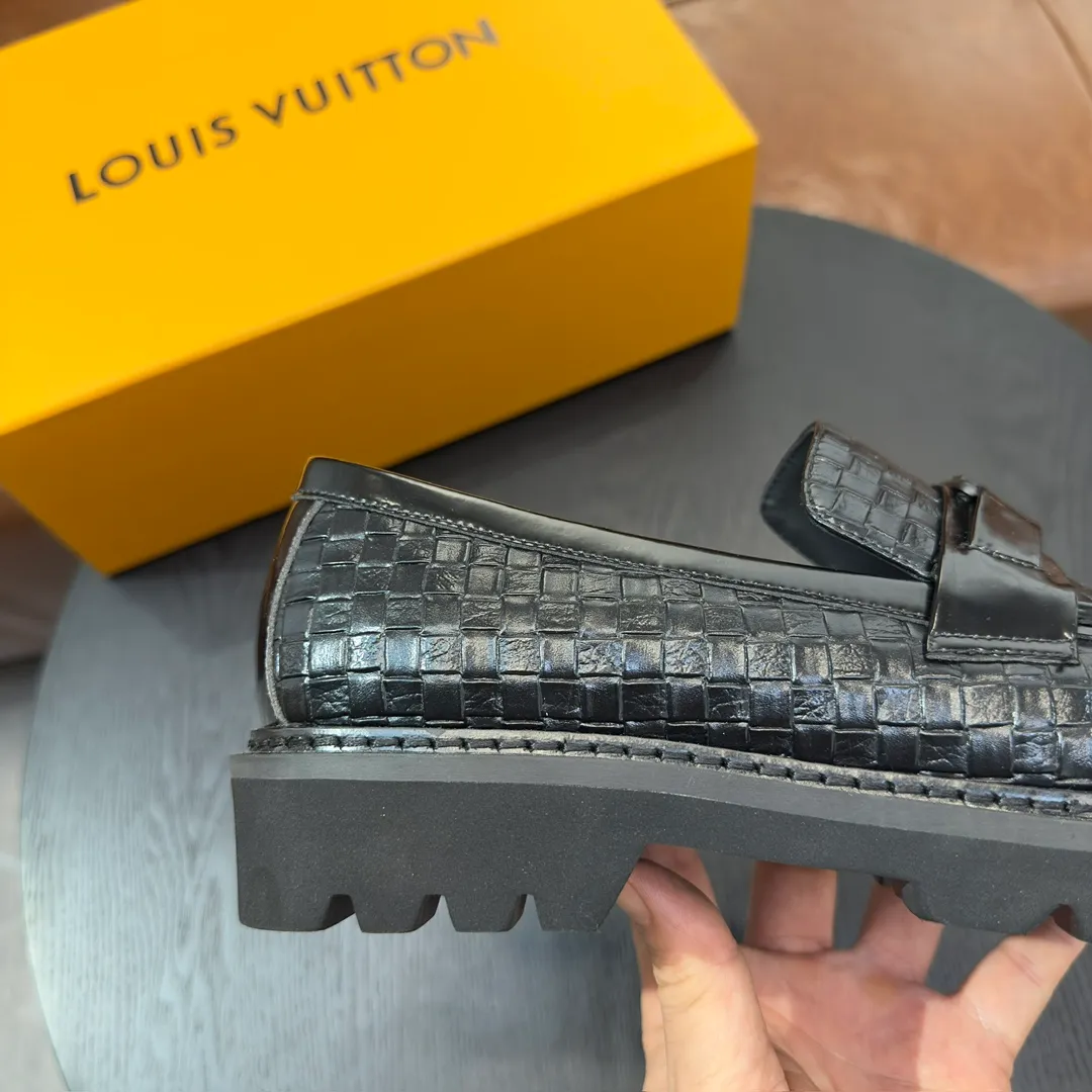 [L Home] P: 820💰 Size: 39-44 (customized at 38.45) Original Lv official website men's casual leather shoes, top-quality original replica, - Upper: 🔝cowhide weaving technology, Nappa cowhide, shoe body sewn with brand logo - Inner: cowhide, foot pad; water-dyed cowhide - Outsole: TPR·rubber foam; two-color molded outsole -Ultra-high quality control and fine workmanship: highlight (high-end, extravagance, class)